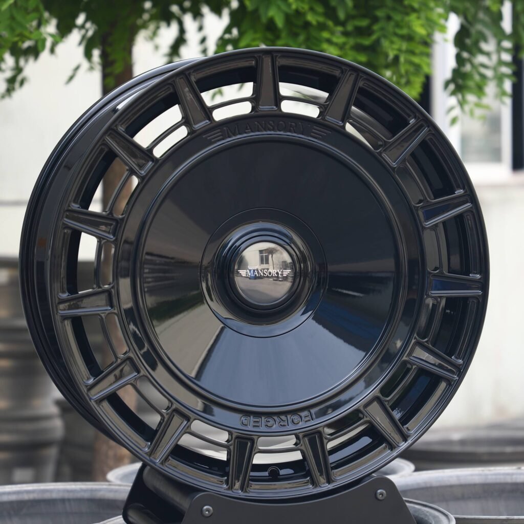Rolls-Royce Cullinan wheels – Mansory Gloss Black Full-Face, angled view