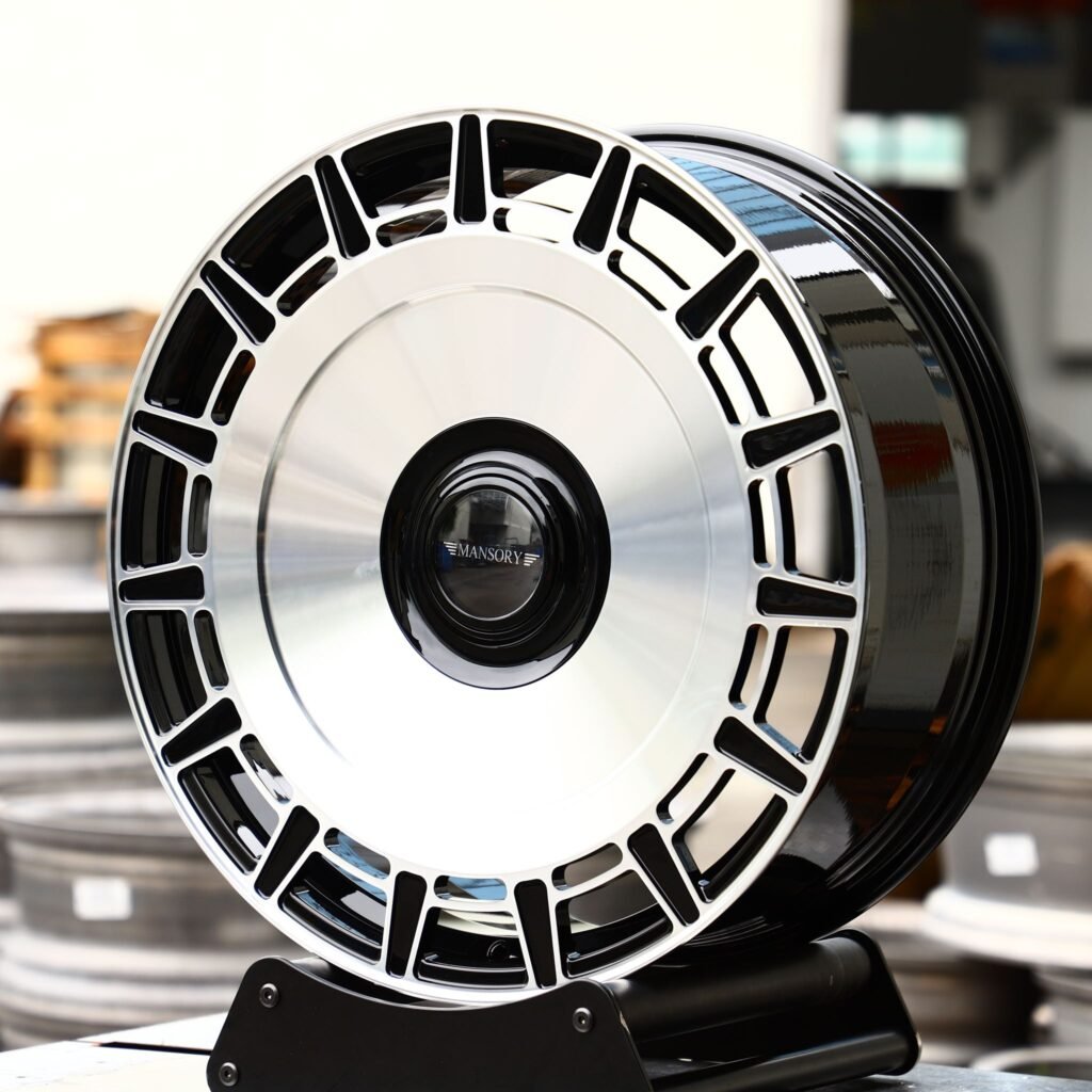Mercedes-Benz G-Class wheels – Mansory Silver / Gloss Black Full-Face, angled view