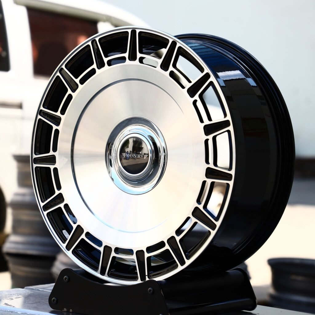 Mercedes-Benz G-Class wheels – Mansory Silver / Gloss Black Full-Face, angled view