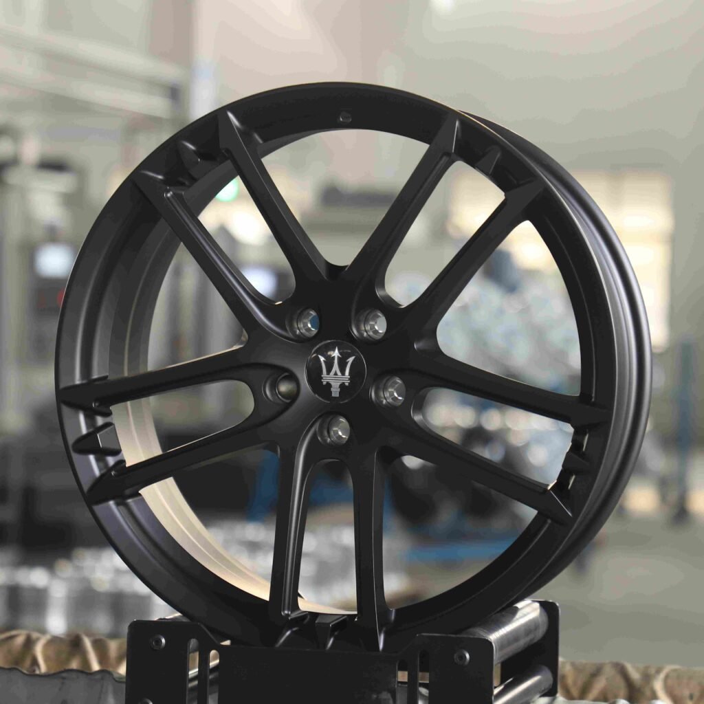 Maserati Levante wheels – Gloss Black 5 Y-Spoke, angled view