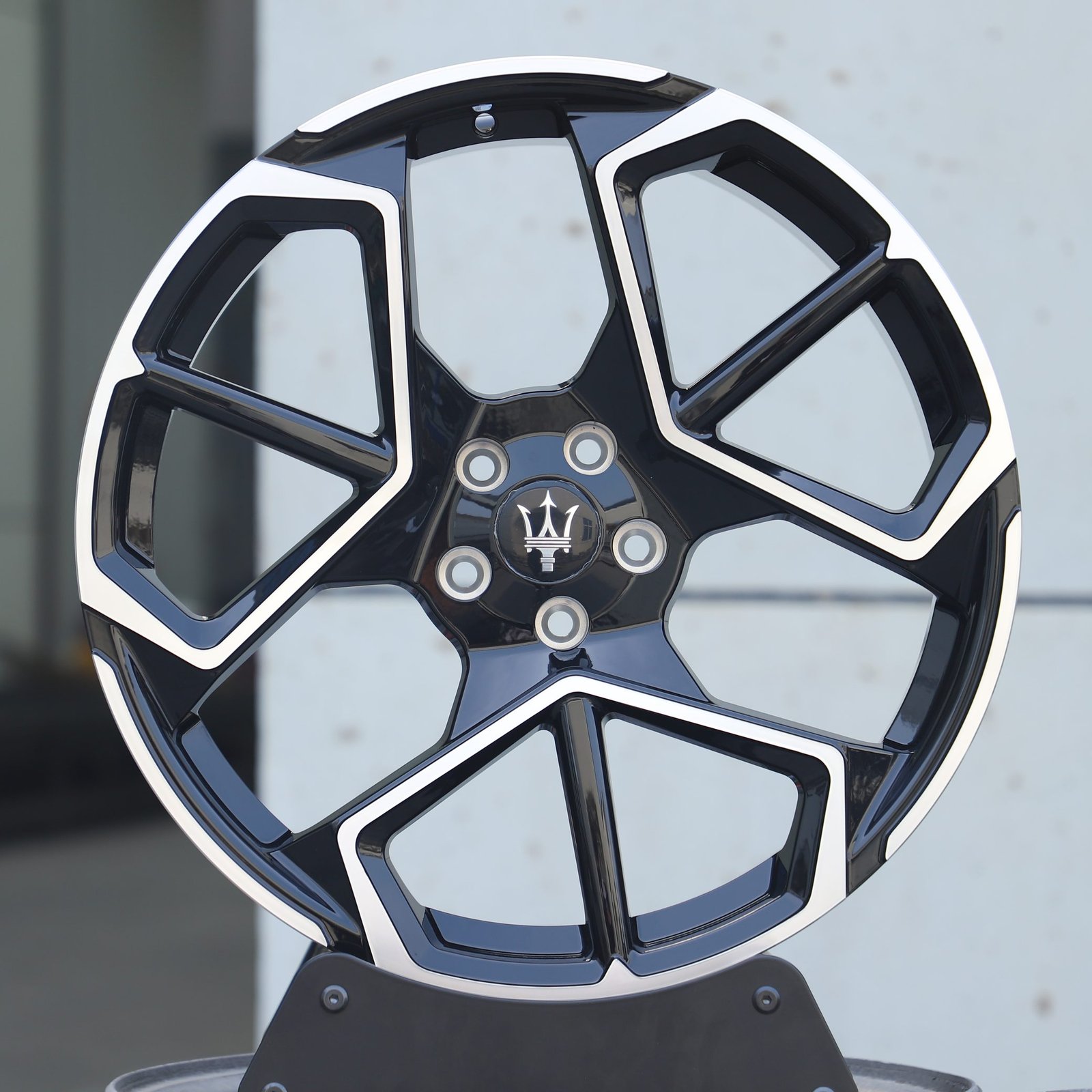 Maserati Ghibli wheels – Matte Silver 5-Spoke Machined Face, front view