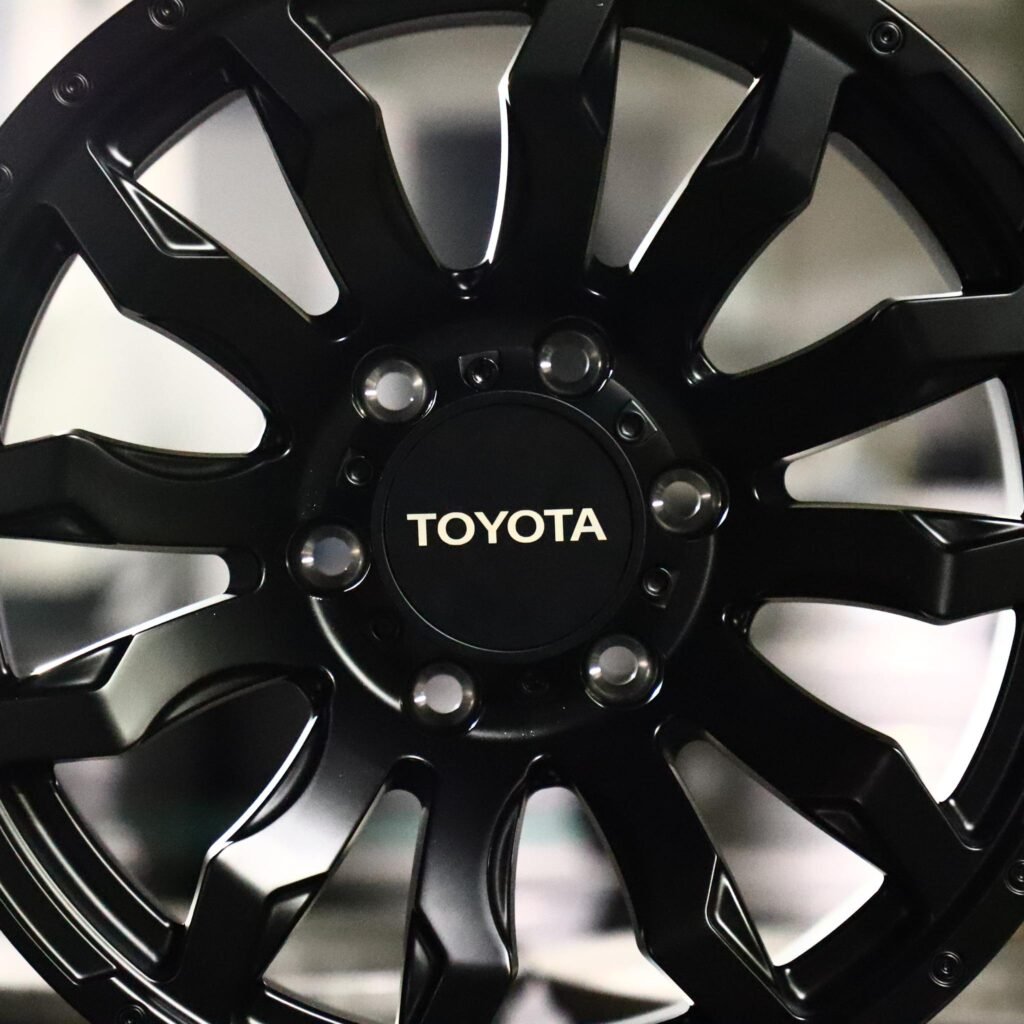 Chevrolet Silverado 1500 wheels – Matte Black Deep Lip, lip and barrel detail
