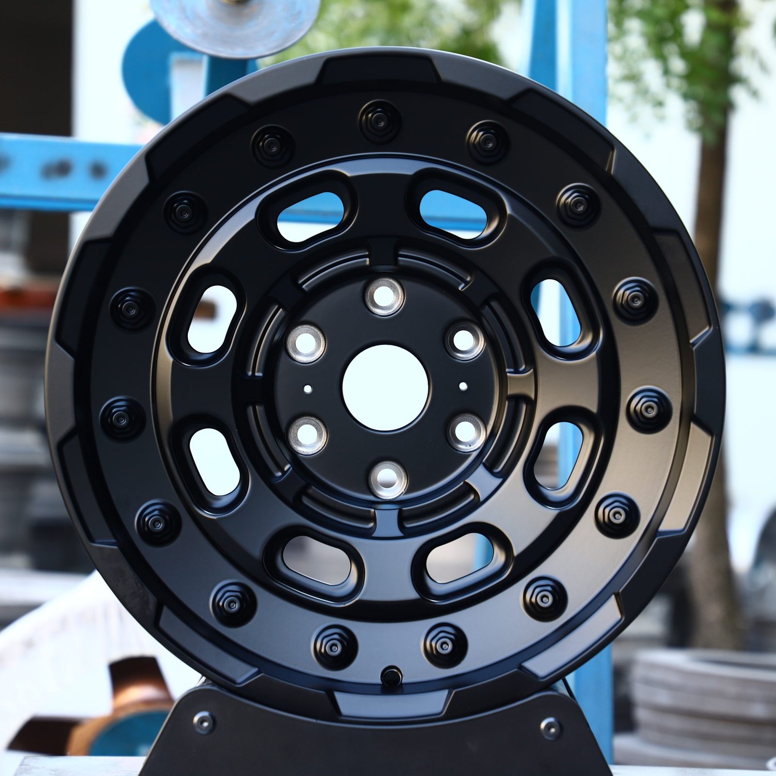 Jeep Wrangler wheels – Matte Black Exposed Bolt Detail, front view