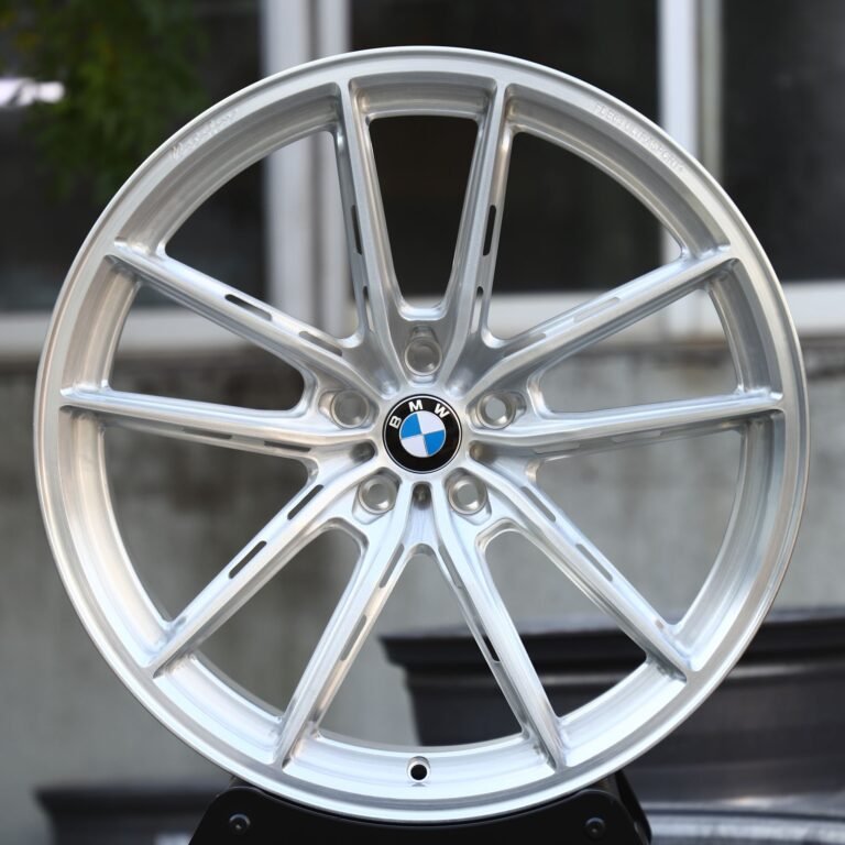 Кованые диски на BMW M3 — Кованый диск с боковой фрезеровкой — 10 спиц, серебристый