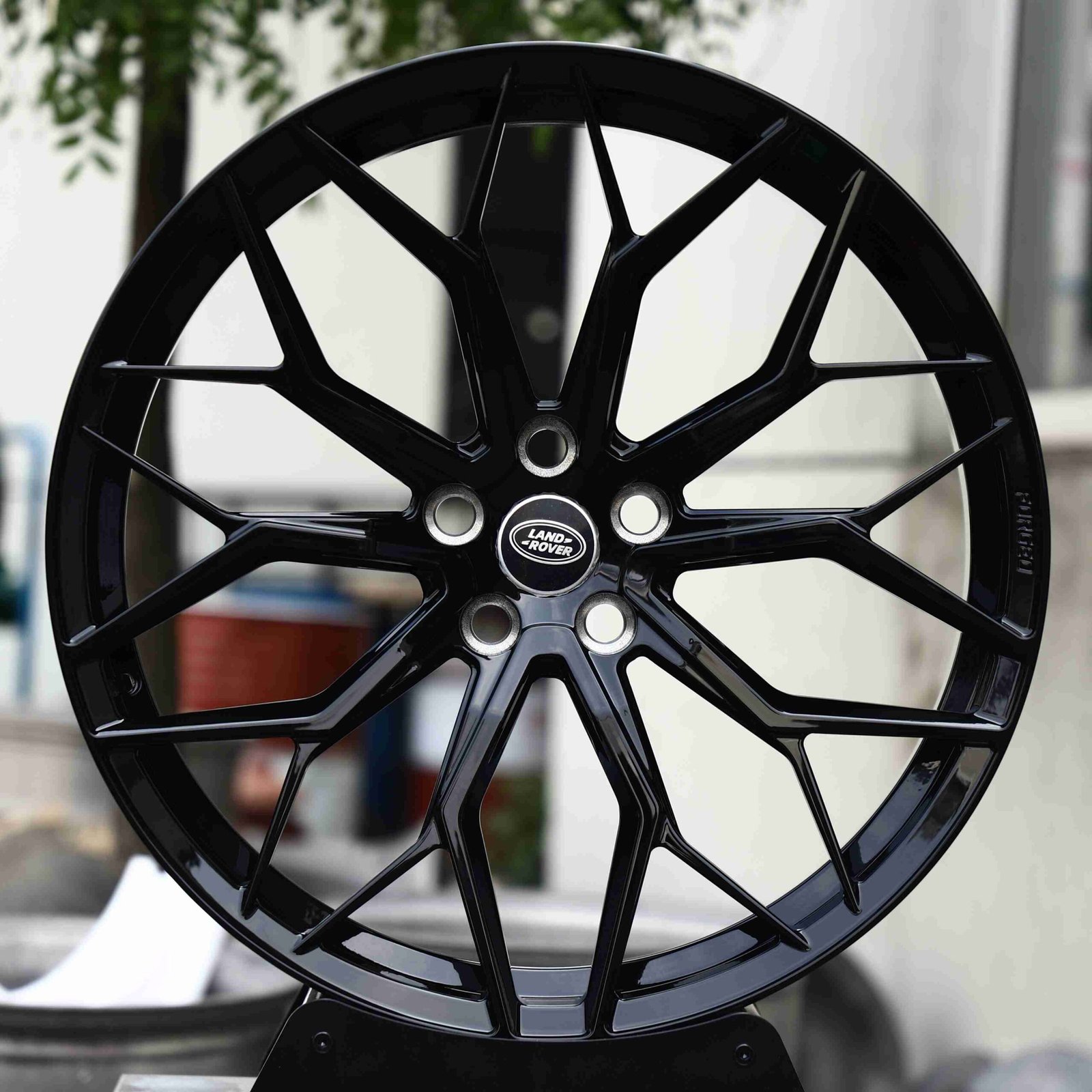 Land Rover Range Rover wheels – Matte Silver 10 Y-Spoke, front view