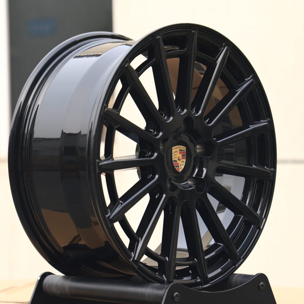 Lamborghini Urus wheels – Matte Silver 15-Spoke Double-Ring, lip and barrel detail