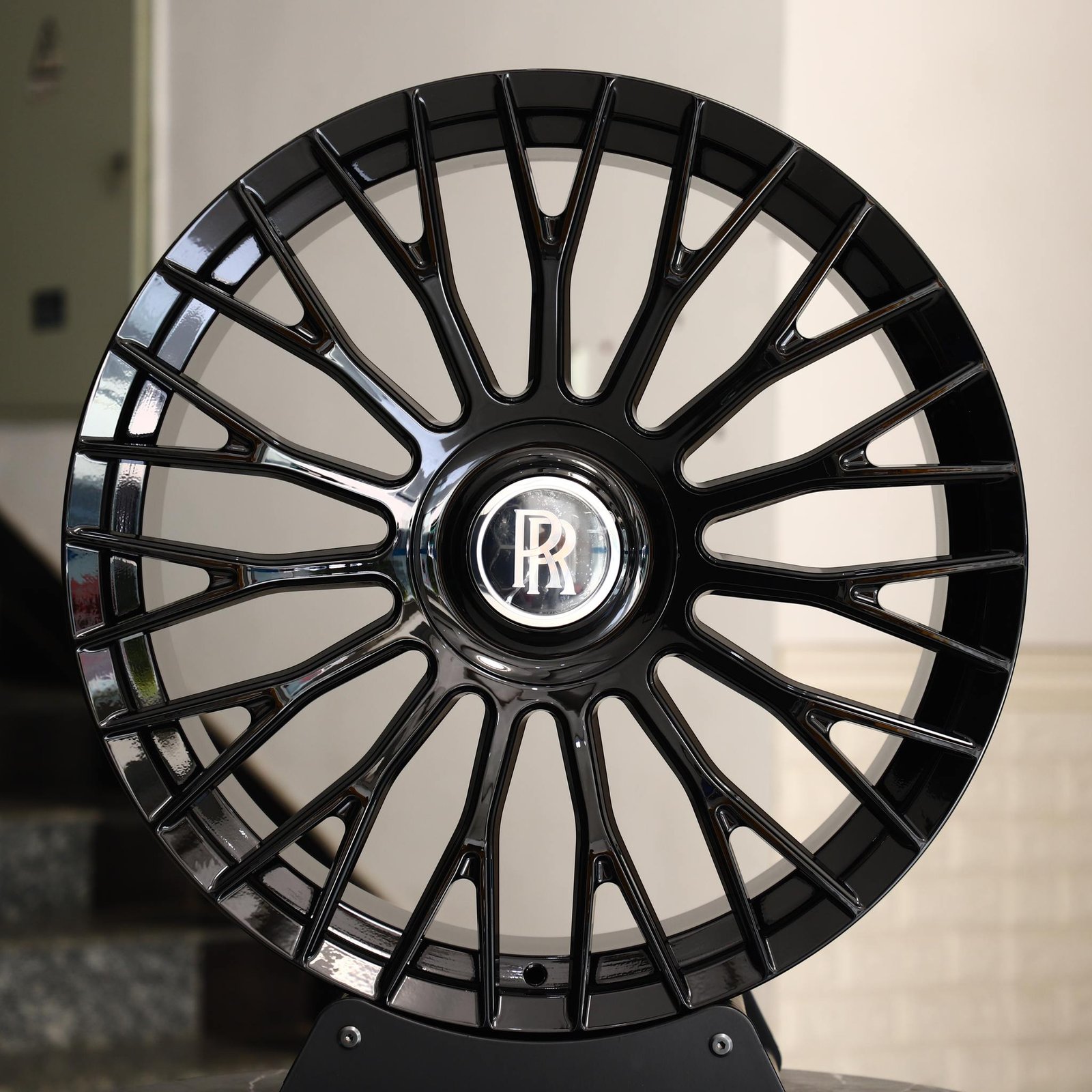 Rolls-Royce Ghost wheels – Matte Silver 15 Y-Spoke, front view
