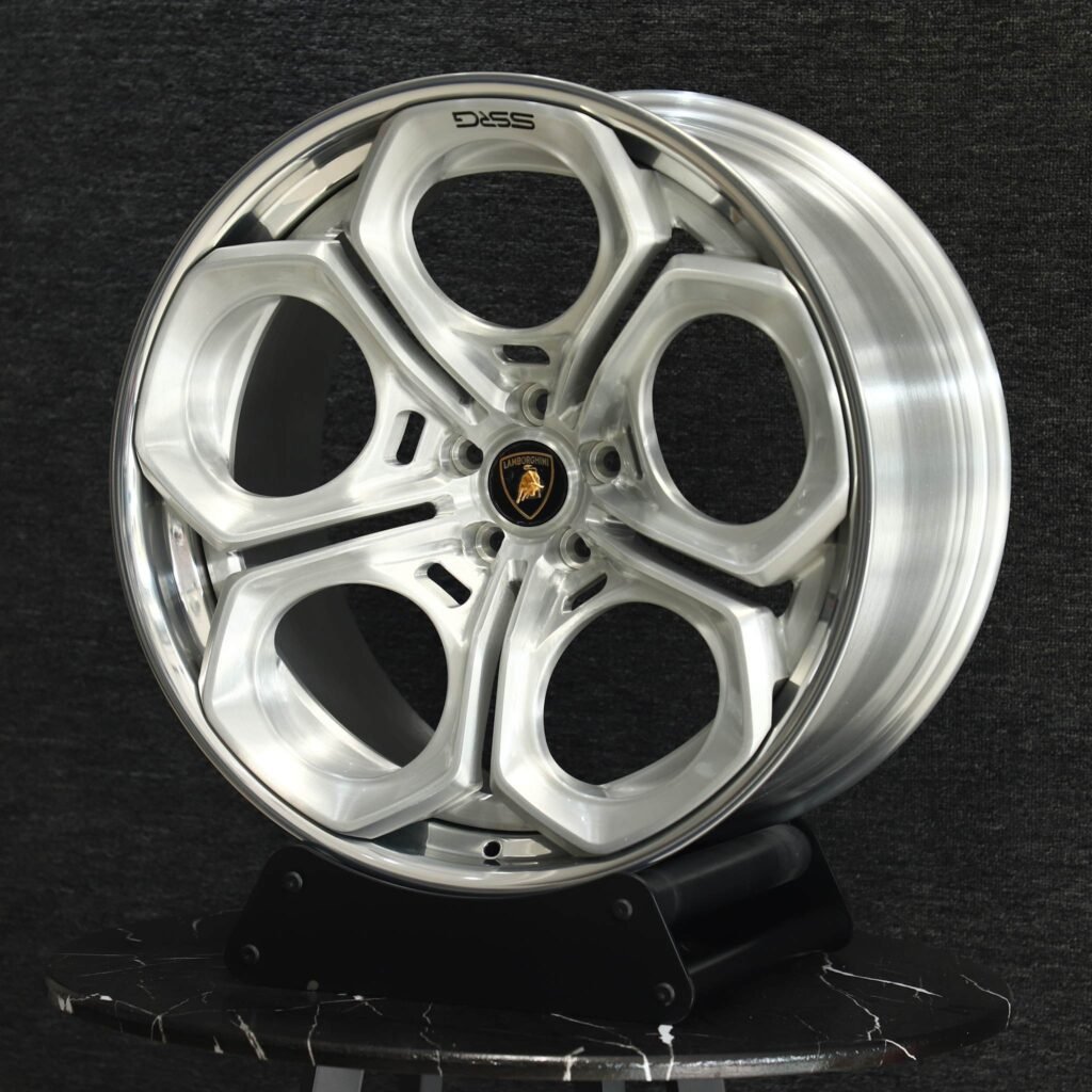 Porsche 911 992 wheels – Matte Silver 2-Piece, lip and barrel detail