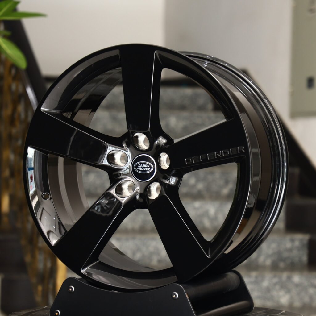 Land Rover Defender wheels – Matte Silver 5-Spoke, angled view