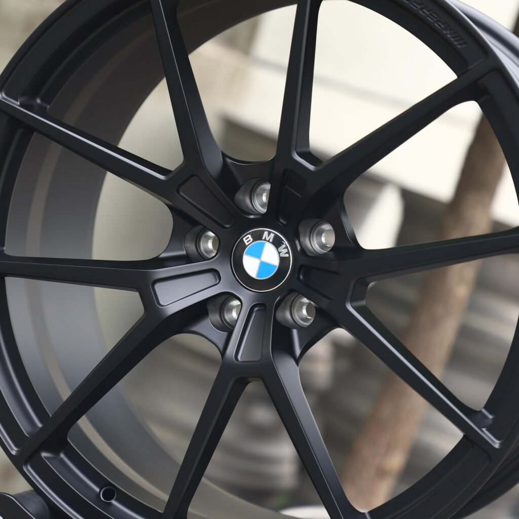 Ford Mustang S550 wheels – Matte Silver 5 Y-Spoke, lip and barrel detail