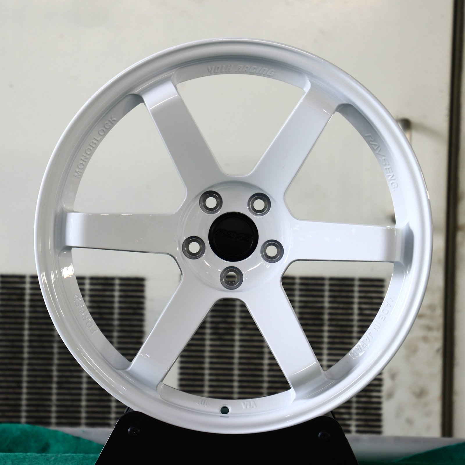 Porsche 911 wheels – Matte Silver 6-Spoke, front view