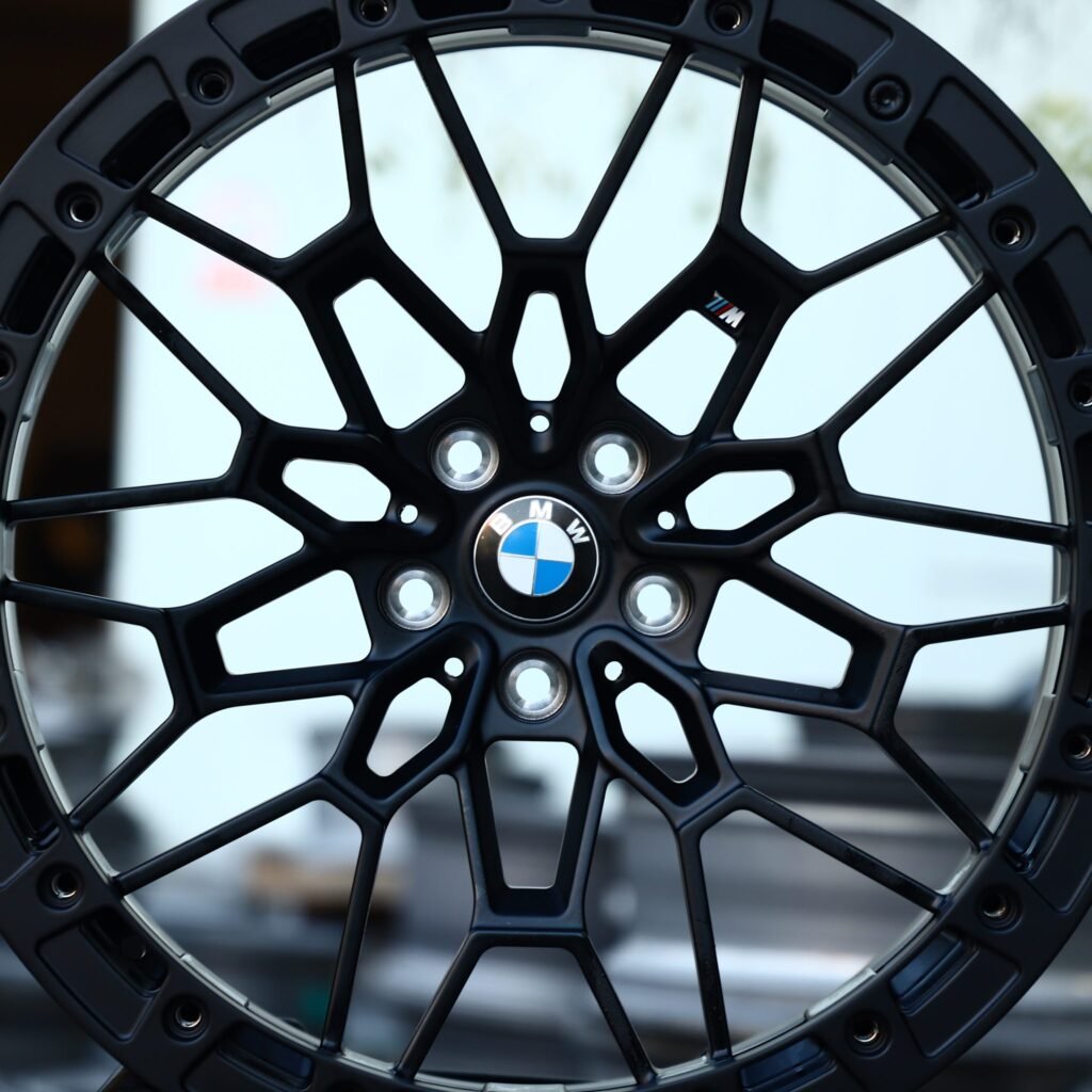 Ford Mustang S550 wheels – Matte Silver Cut-Out Beadlock (BMW OEM-Style), lip and barrel detail