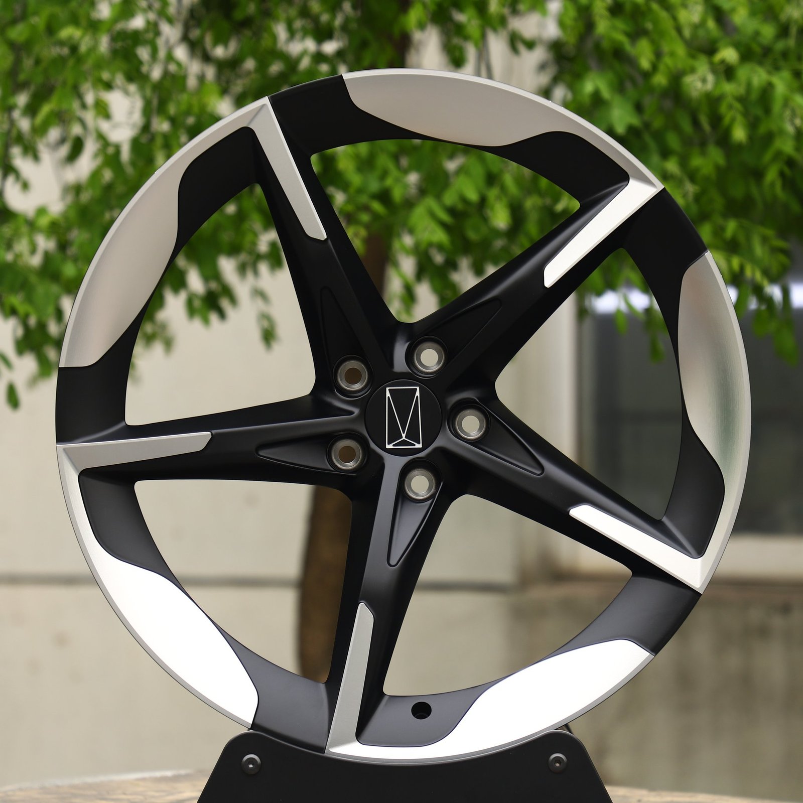 Zeekr 001 wheels – Matte Silver Directional Milled, front view