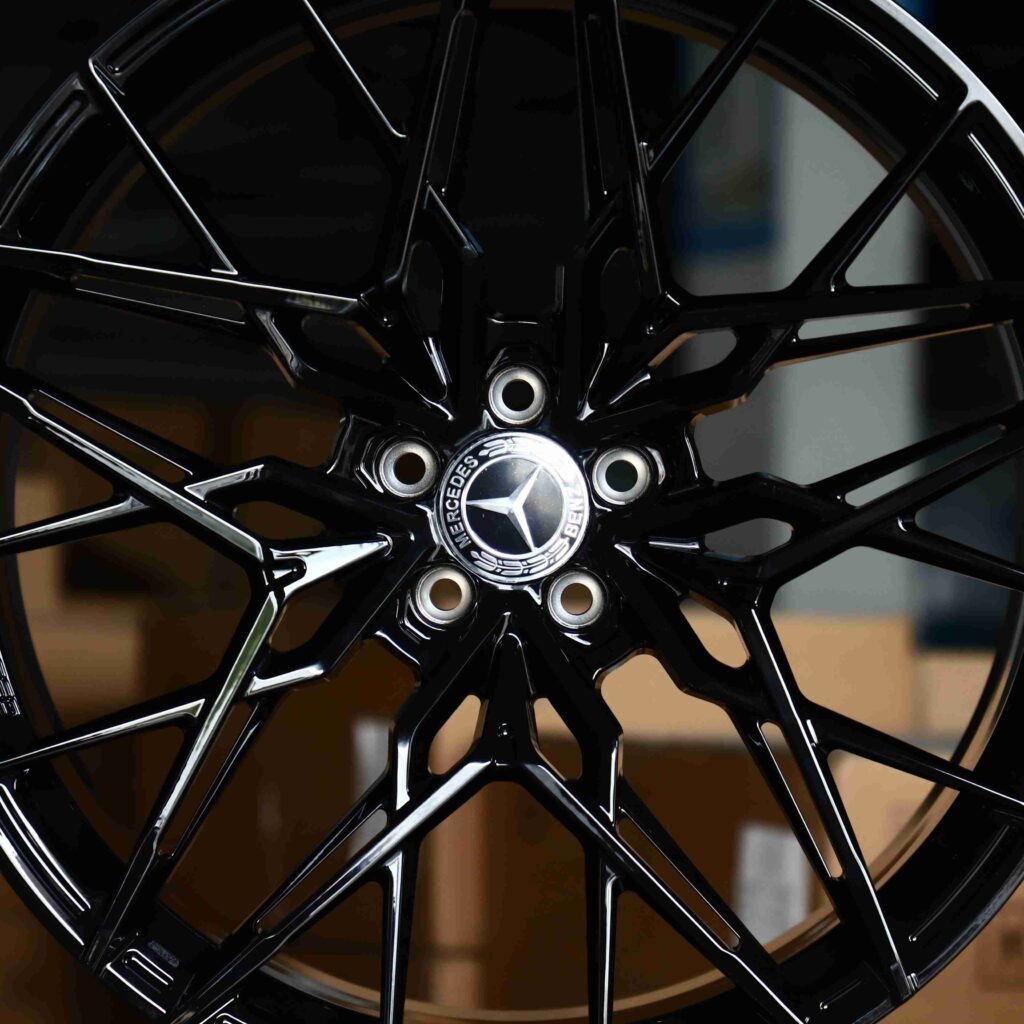 Audi Q7 wheels – Matte Silver, lip and barrel detail
