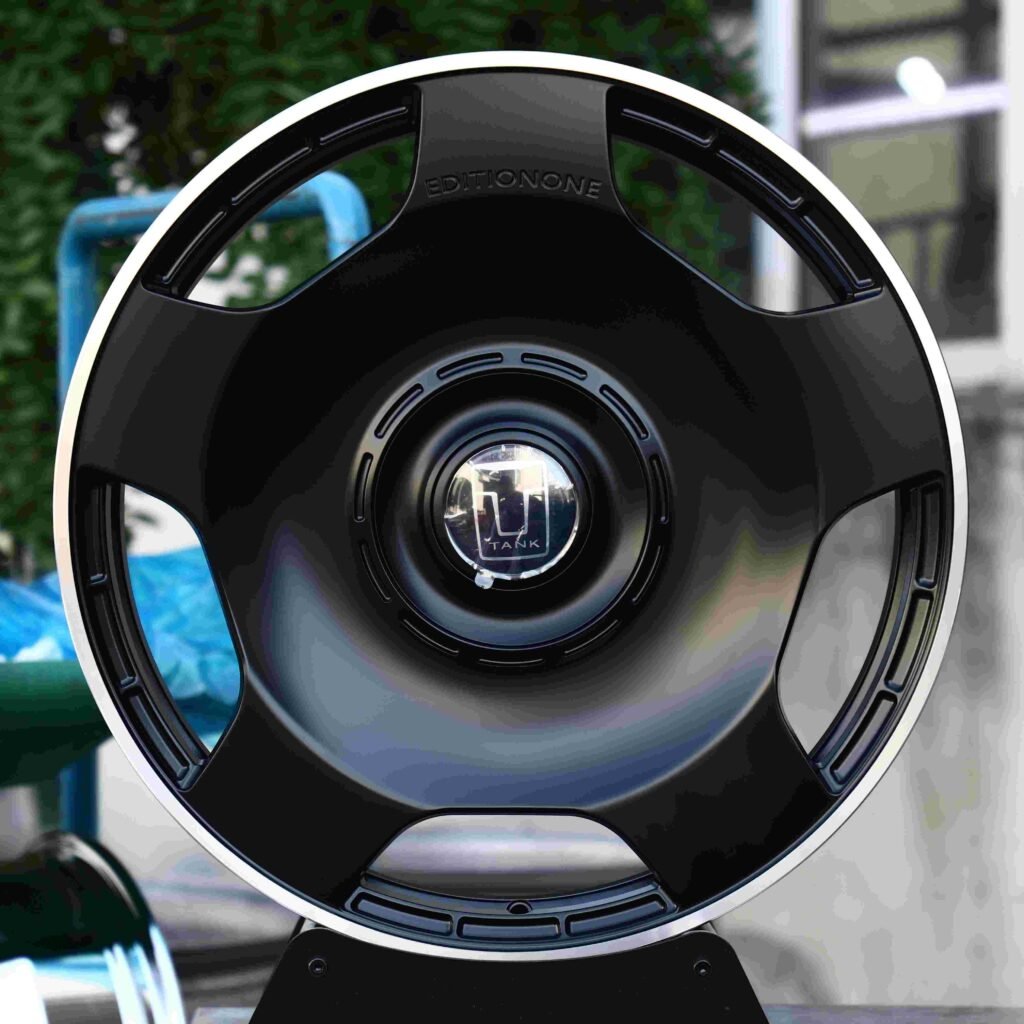 Tank 300 wheels – Matte Silver, front view
