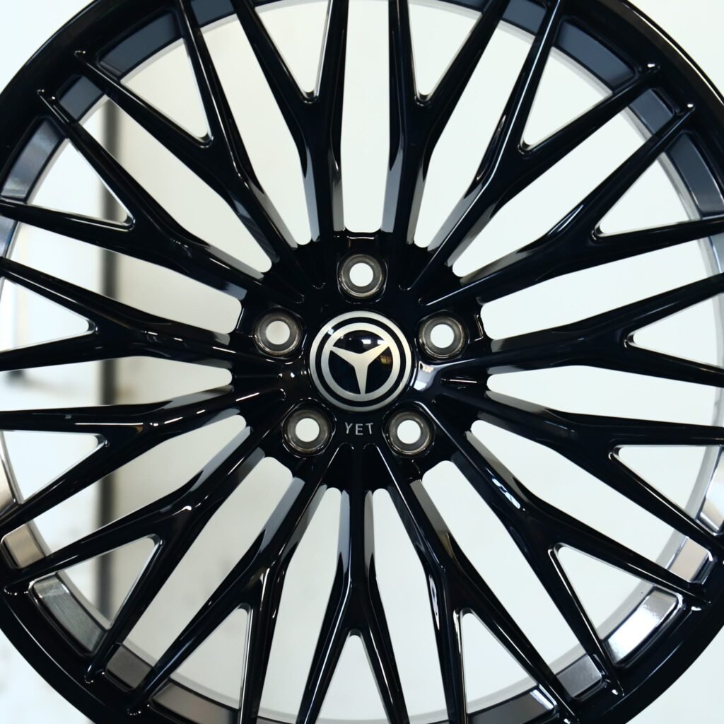Audi Q7 wheels – Matte Silver Multi-Spoke, lip and barrel detail