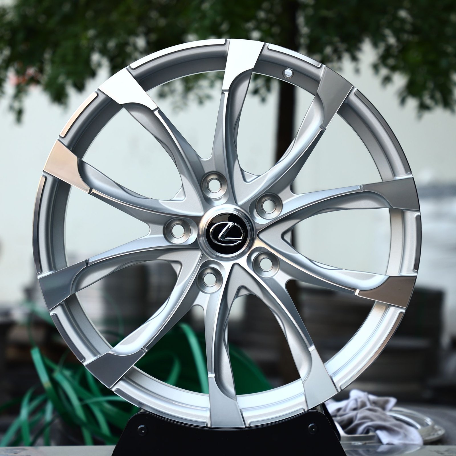 Lexus IS wheels – Matte Silver Petal Machined Face, front view