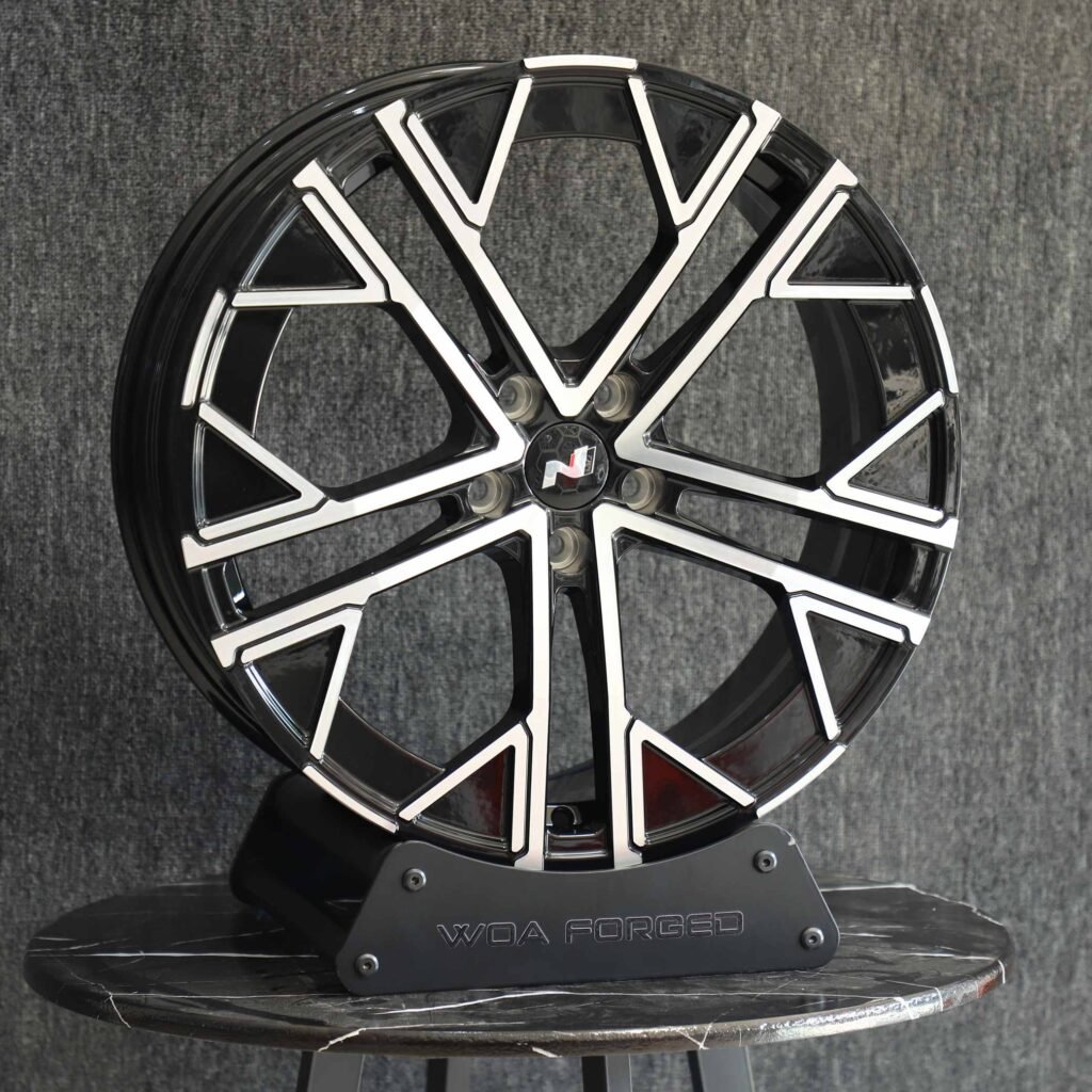 Hyundai i20 N Line wheels – Hyundai N Style Matte Silver Split-Spoke Machined Face, angled view