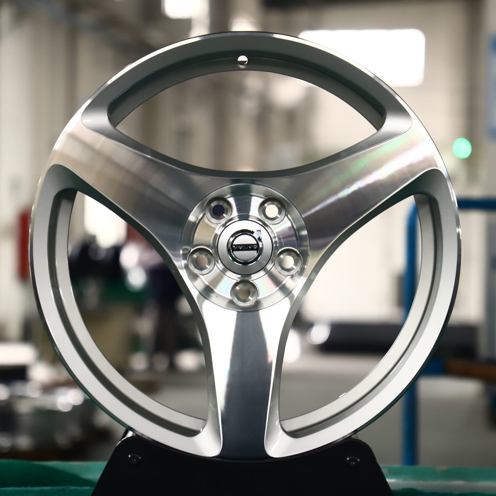 Volvo S60 wheels – Matte Silver Triangular Spoke, front view