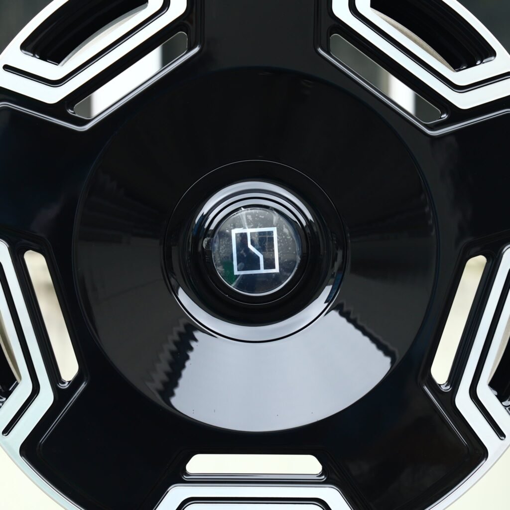 Audi Q7 wheels – Gloss Black Machined Full-Face 5-Spoke, lip and barrel detail