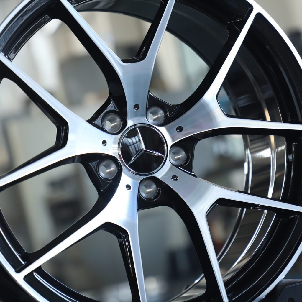 Audi Q7 wheels – Gloss Black 5 Y-Spoke Machined Face, lip and barrel detail