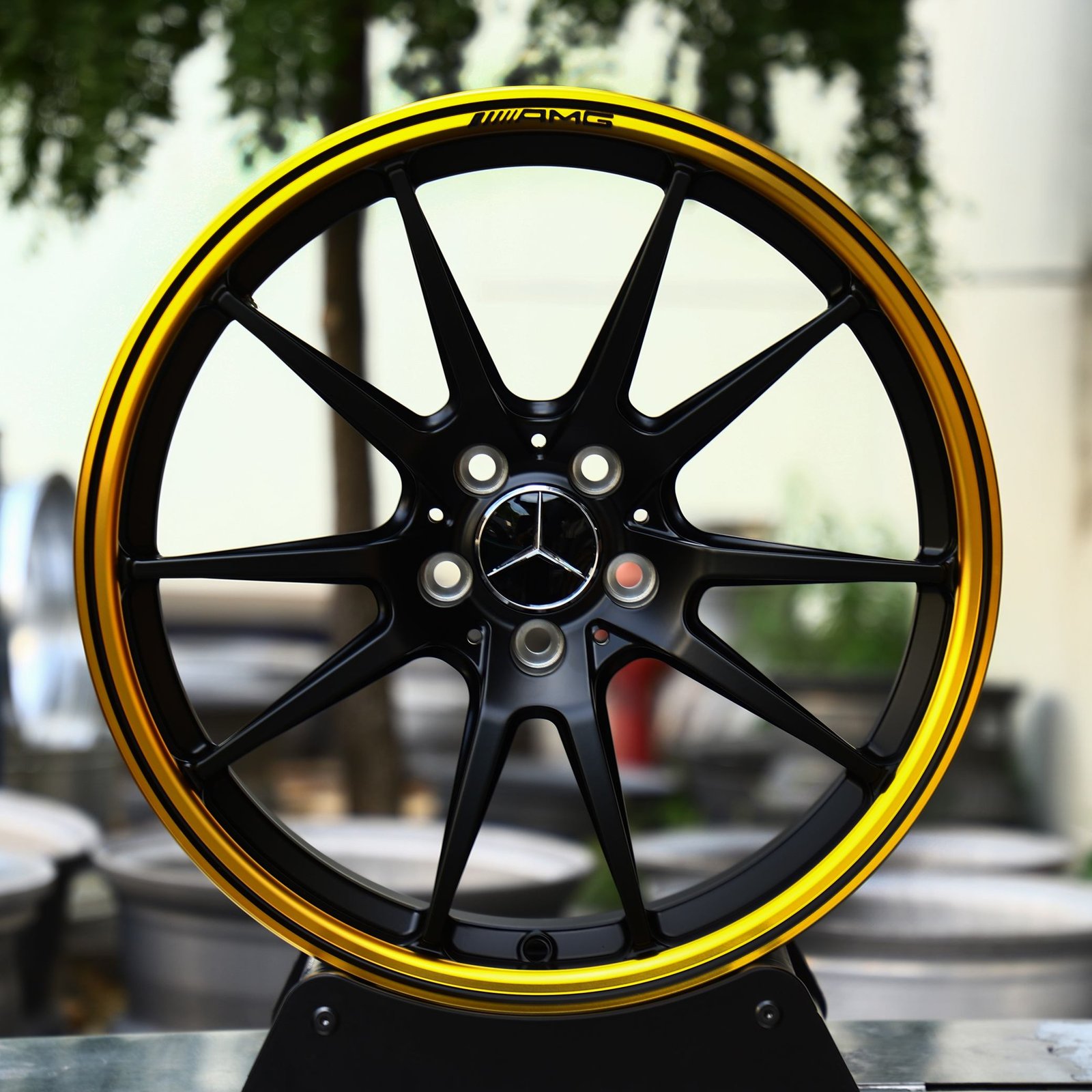 Mercedes-Benz E-Class wheels – Gloss Black / Gold 10-Spoke, front view