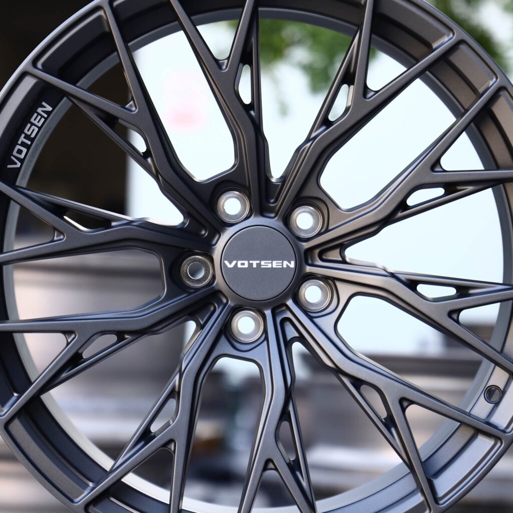 Lamborghini Huracan wheels – Metallic Gray 10 Y-Spoke (Vossen-Style), lip and barrel detail