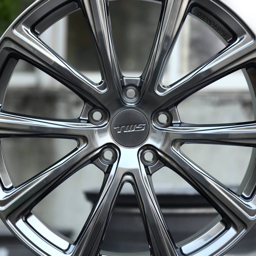 BMW M4 F82 wheels – Metallic Gray 5 V-Spoke, lip and barrel detail