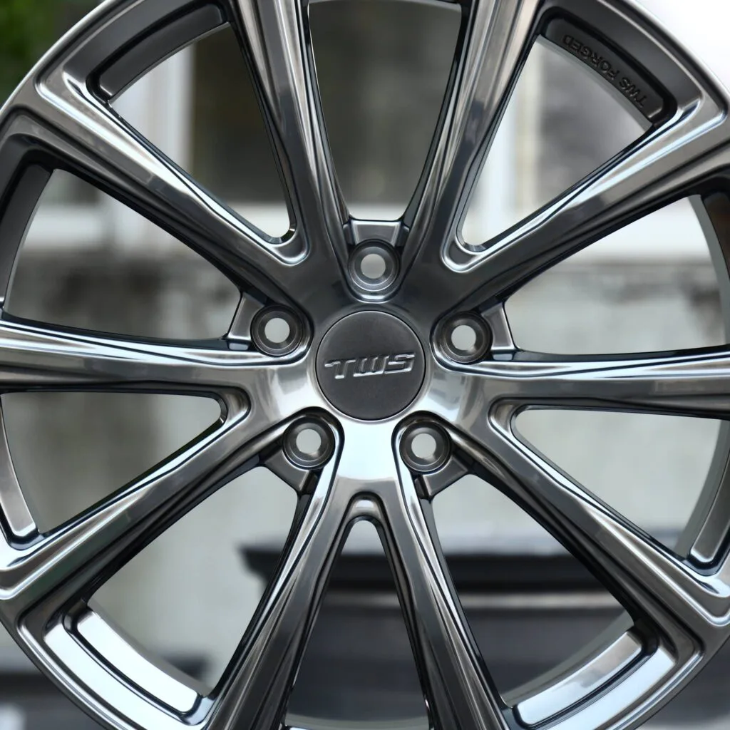 BMW M4 F82 wheels – Metallic Gray 5 V-Spoke, lip and barrel detail