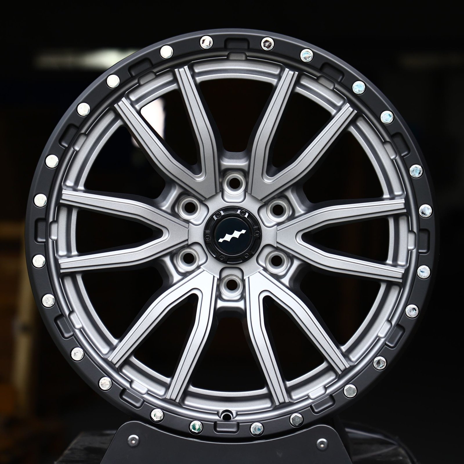 Toyota 4Runner wheels – Metallic Gray 6 V-Spoke Exposed Bolt Detail, front view