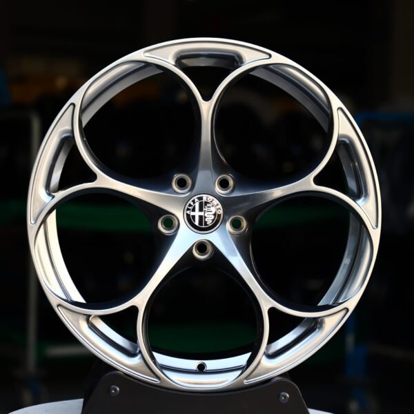 Alfa Romeo Giulia wheels – Black / Polished (Alfa Romeo OEM-Style), front view