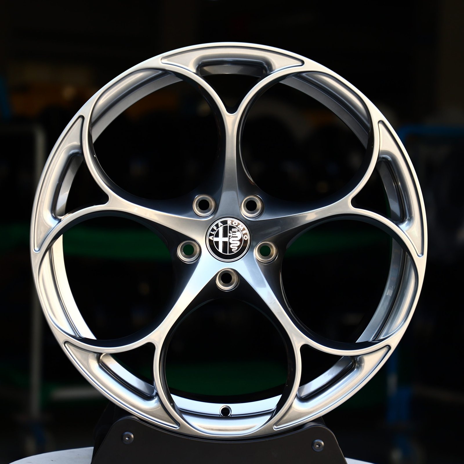 Alfa Romeo Giulia wheels – Metallic Gray Custom (Alfa Romeo OEM-Style), front view