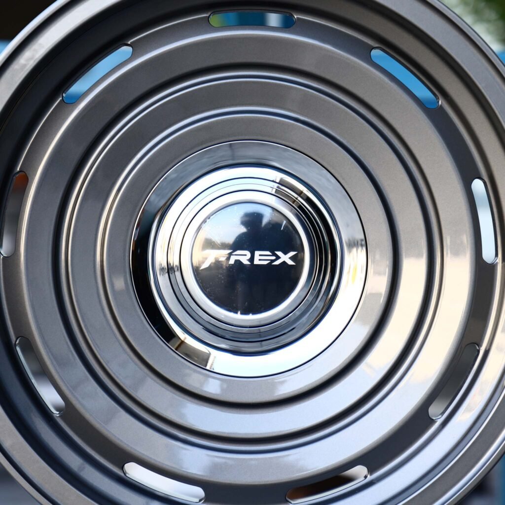 Lexus LX 570 wheels – Metallic Gray Full-Face, lip and barrel detail