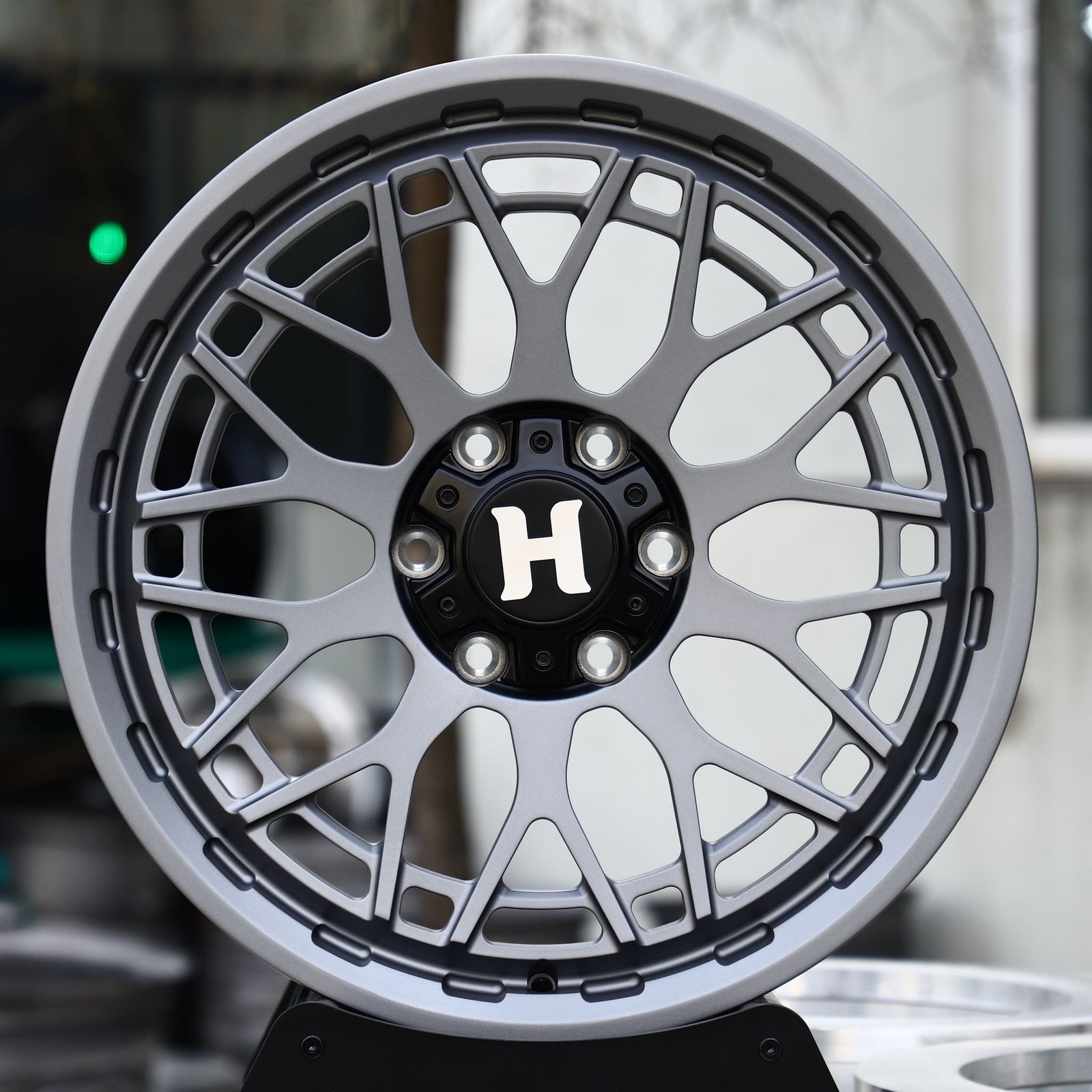 Ford F-150 wheels – Metallic Gray Mesh, front view