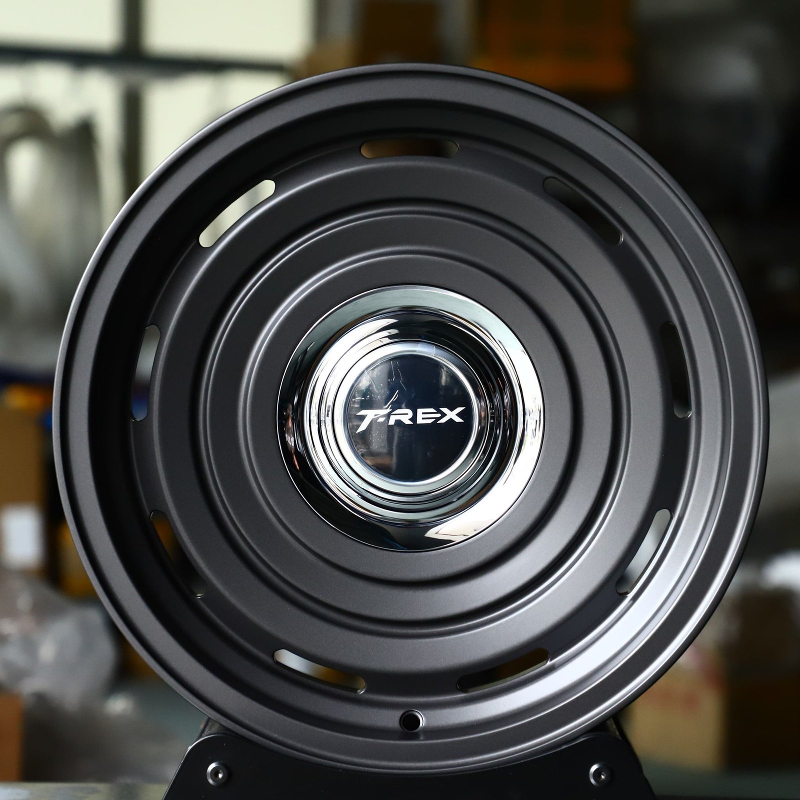 Jeep Wrangler wheels – Metallic Gray Semi-Full-Face, front view
