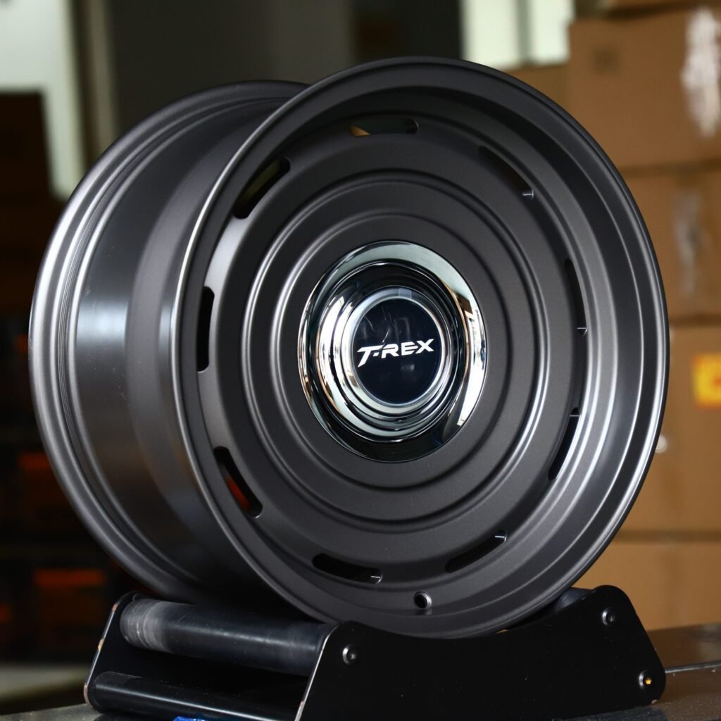 Toyota Land Cruiser wheels – Metallic Gray Semi-Full-Face, angled view