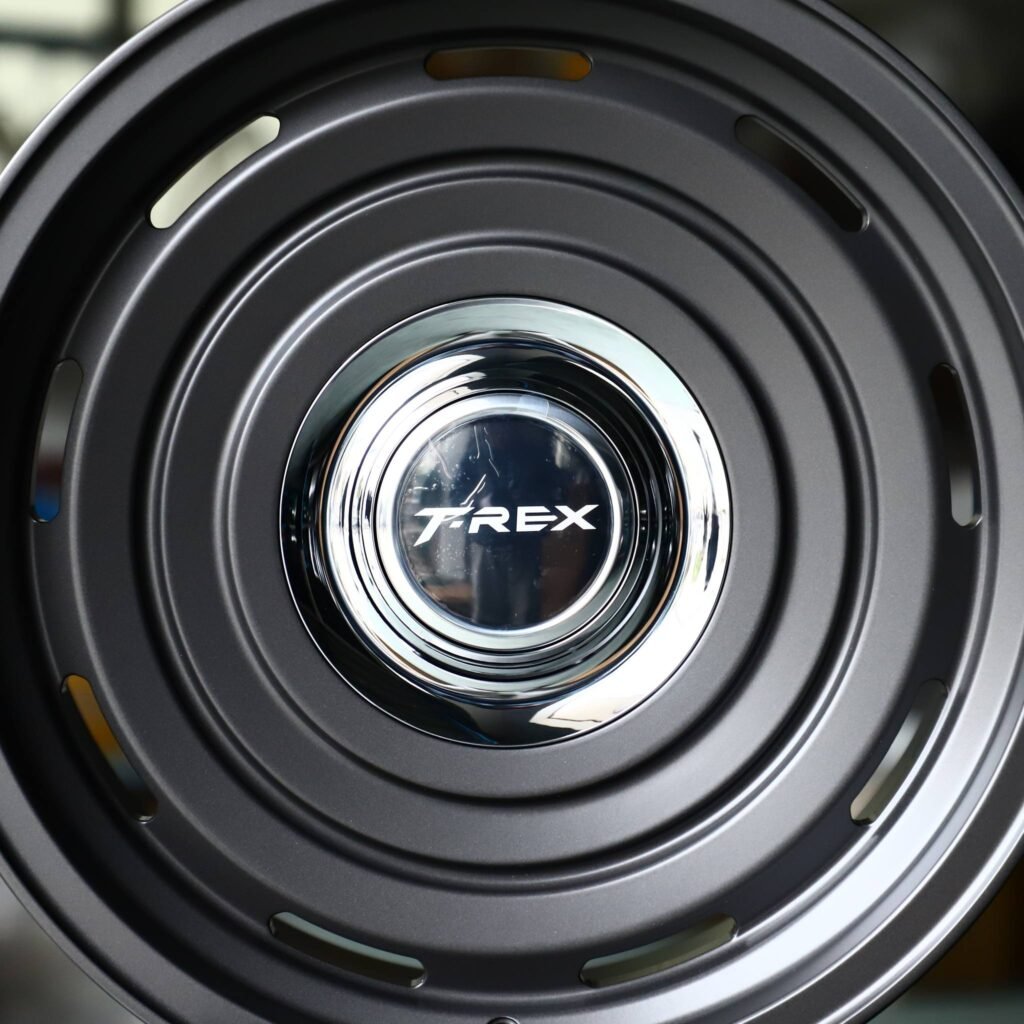 Lexus LX 570 wheels – Metallic Gray Semi-Full-Face, lip and barrel detail
