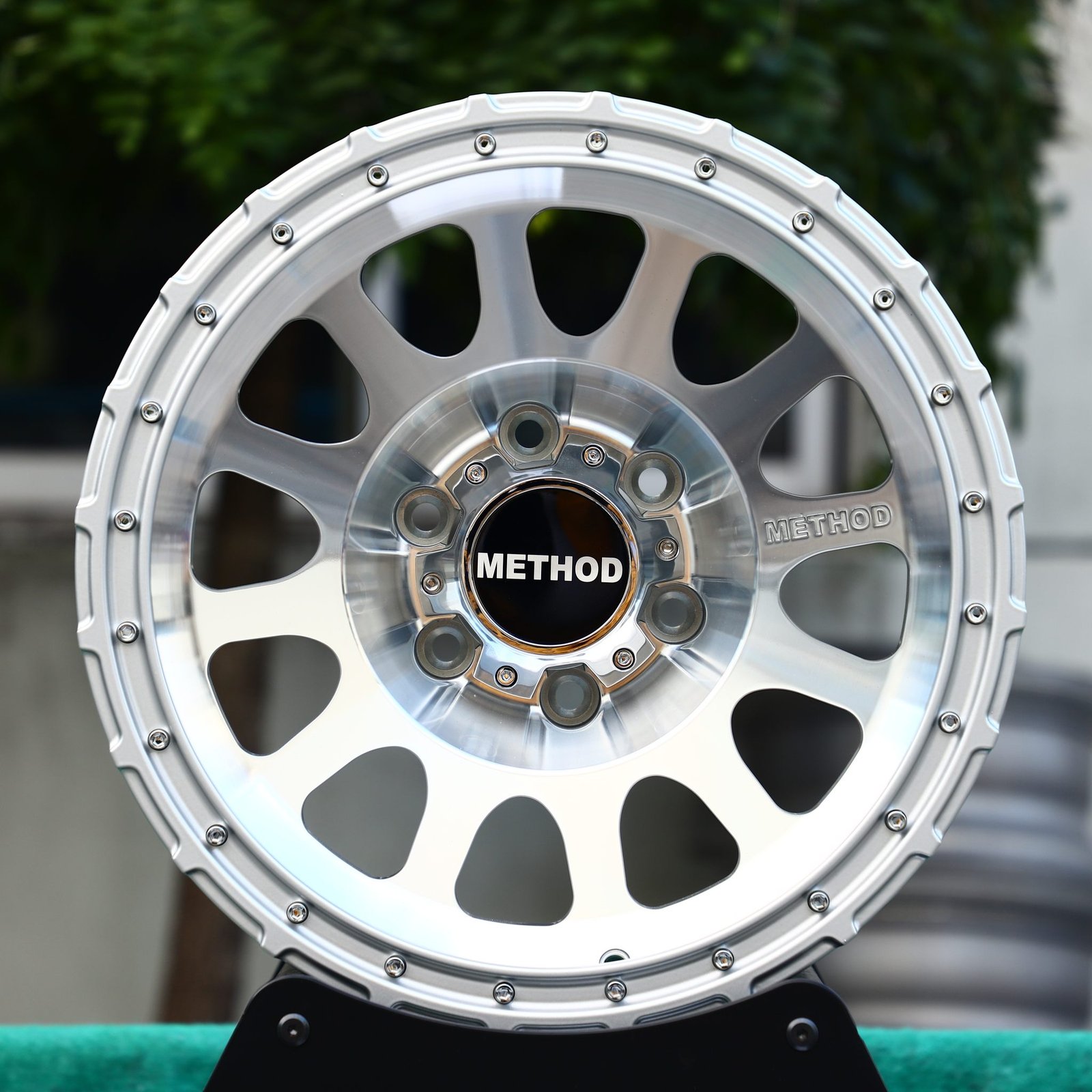 Ford F-150 wheels – Method Race Bright Silver Exposed Bolt Detail, front view