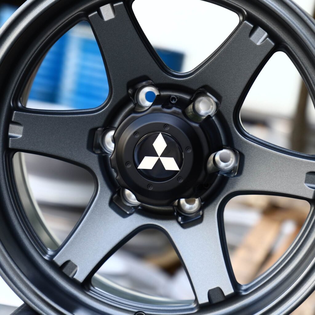 Mitsubishi Montero wheels – Gray Deep Lip (Mitsubishi OEM-Style), lip and barrel detail