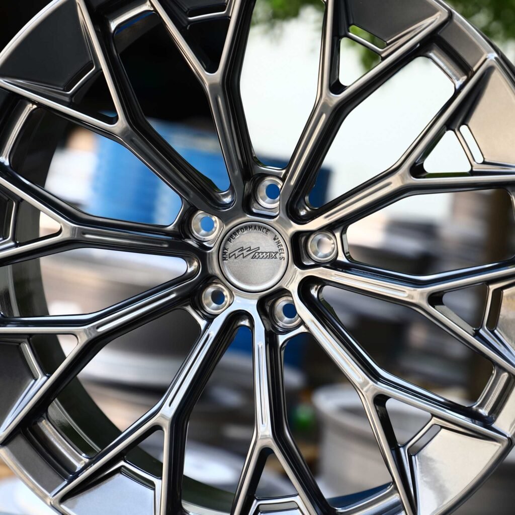Audi A4 B9 wheels – MMX Metallic Gray / Gray 10 Y-Spoke, lip and barrel detail