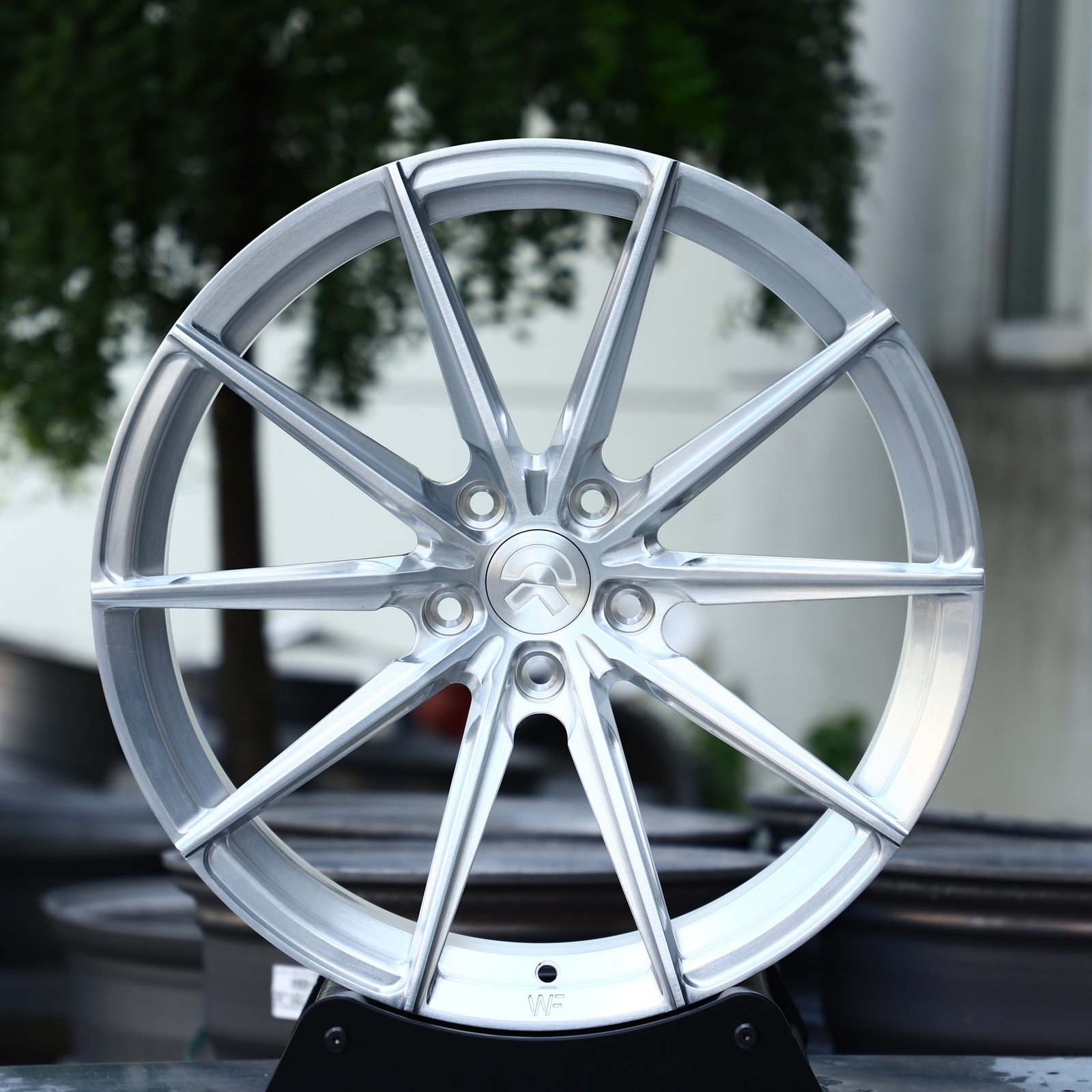 NIO ET7 wheels – Silver 10-Spoke, front view