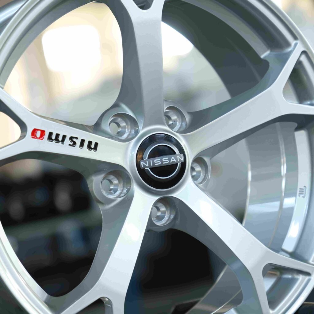 Nissan 370Z wheels – Bright Silver 5-Spoke, lip and barrel detail