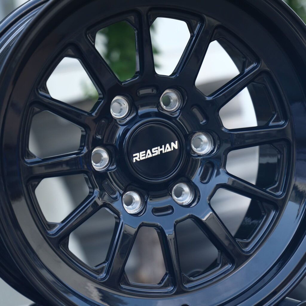 Chevrolet Silverado 1500 wheels – Patsha Custom Finish Deep Lip, lip and barrel detail