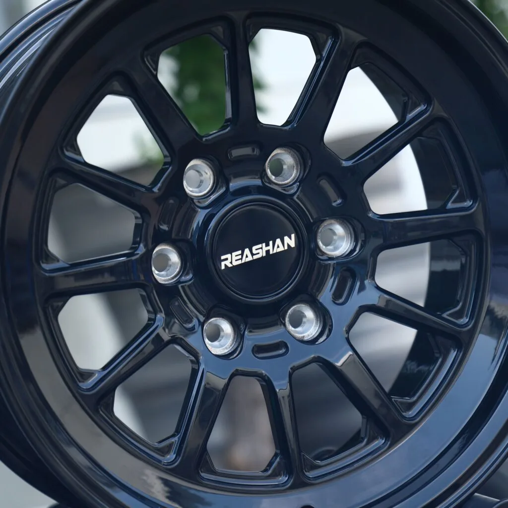 Chevrolet Silverado 1500 wheels – Patsha Custom Finish Deep Lip, lip and barrel detail
