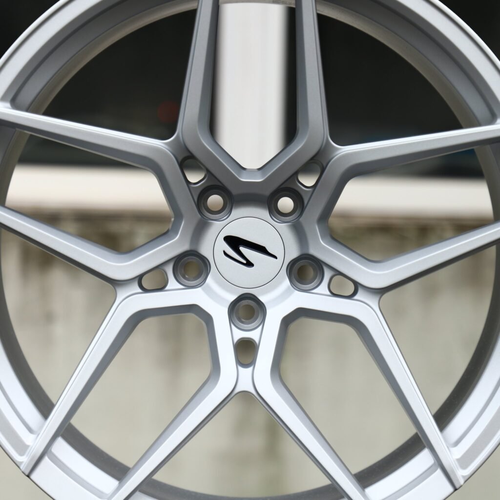 BMW M4 F82 wheels – Hyper Silver 5 Y-Spoke, lip and barrel detail