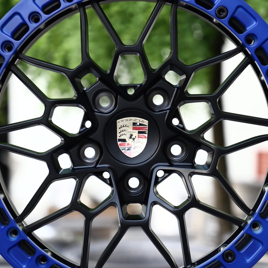 Porsche 911 wheels – Gloss Black Mesh Blue-Ring Beadlock (Porsche OEM-Style), lip and barrel detail