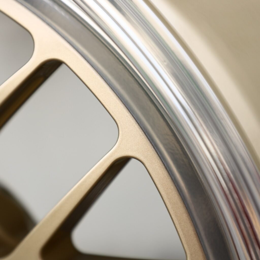 Porsche 911 wheels – Gold Mesh Polished Deep Lip (Porsche OEM-Style), lip and barrel detail