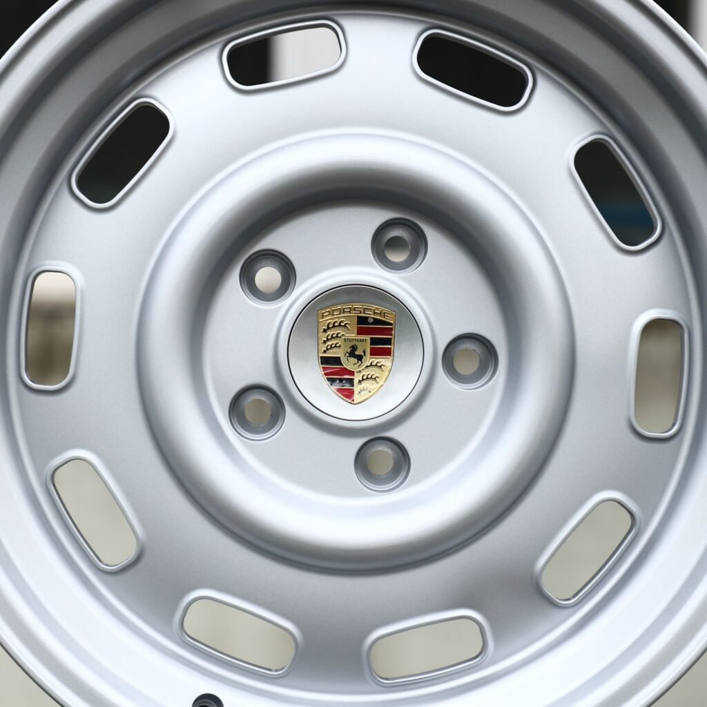 Porsche 911 wheels – Silver Classic Slotted Dish (Porsche OEM-Style), lip and barrel detail