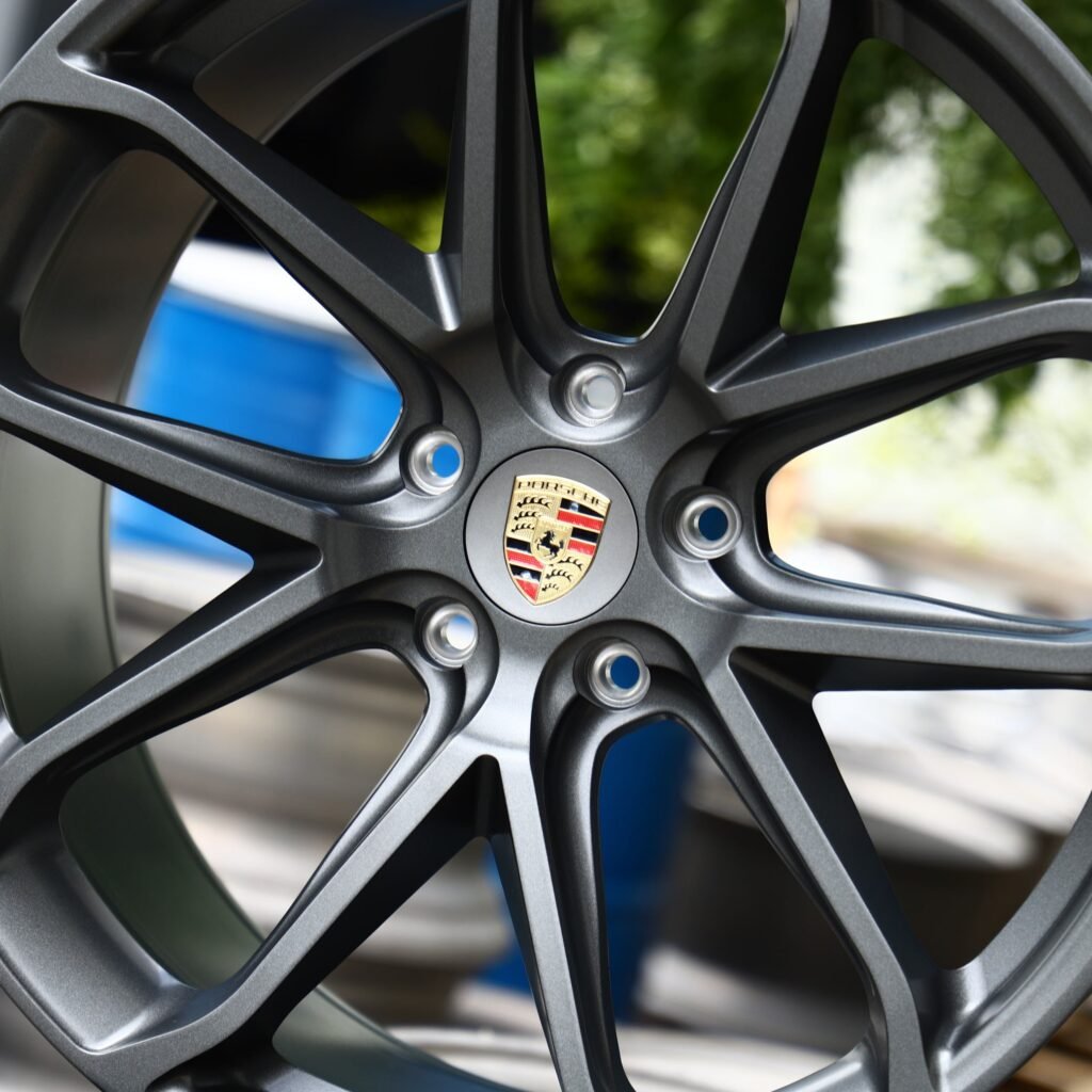 Lamborghini Urus wheels – Gloss Black / Gunmetal / Gray Petal, lip and barrel detail