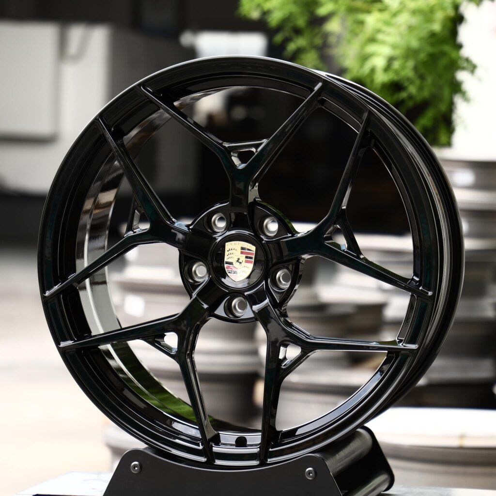 Porsche 911 wheels – Gloss Black Split 5-Spoke, lip and barrel detail